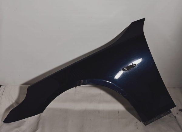 BMW E60 etulokasuoja, vasen, orientblue met.