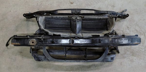 BMW E90 etukehikko tukiraudalla